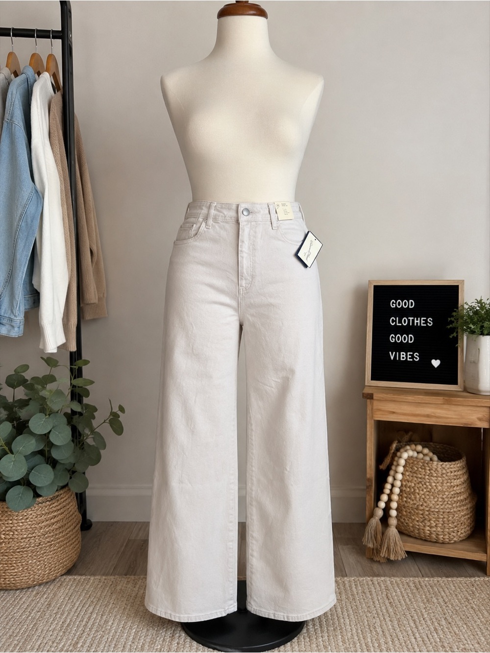 Wide Leg High-Rise Jeans in Off-White